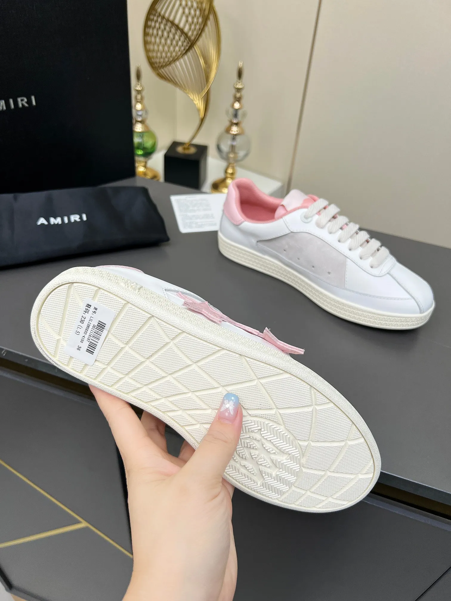 Men's Men's Shoes 💰580 Bone Shoes · AMIRI Skel-Top AMIRI 🔥 launches a new "ThePacific" series of low-top casual sports moral training shoes in the early spring of 2025. This iconic shoe covers men's and women's shoes, drawing inspiration from the brand's classic sports style and elegantly integrating West Coast style. "The Pacific" contrasting five-pointed star series is rooted in Amiri's unique California genes, showing the freedom and leisure atmosphere of the West Coast. This series launches two styles that incorporate the brand's iconic elements: the leather version is made of pure white leather with a same-color sole, and is embellished with star patterns on the side of the shoe, just like the bright starry sky of California. The black and ocean blue colors are shared by men and women, and there is also a red star model exclusive for men and a light pink star model exclusive for women. The suede model is decorated with the brand's classic bone pattern on the side of the shoe. The rubber sole and suede fabric complement each other. The color scheme covers black, chocolate and sand, and is suitable for both men and women. Made of imported cowhide and decorated with bone pieces on the sides of the upper, it is novel and unique and has a good three-dimensional effect! High-density breathable mesh lining + original molded TPU outsole 🙏 Recommended by celebrities, bloggers and internet celebrities, 🚵🏻 an indispensable item for shopping, partying and traveling. One of the most unmissable sneakers in 2025 ✦Color: 10 colors available ✦Size: Women’s size 35--40 ✦Size: Men’s size 39--45